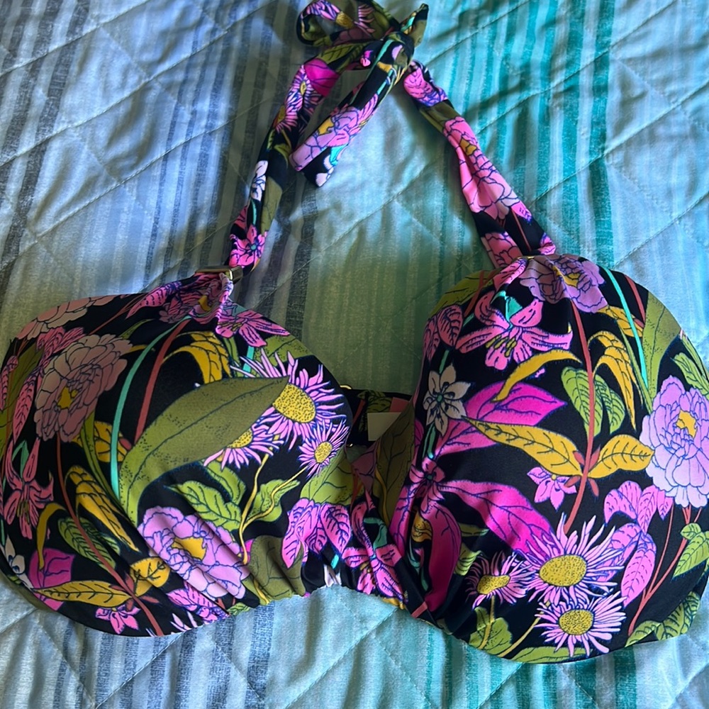 Victoria’s Secret swim bikini top. 34dd.